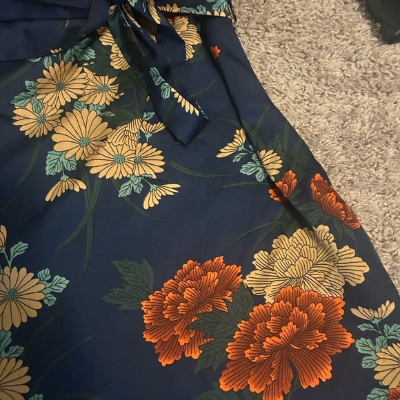 NWT GORGEOUS FALL DRESS boohoo Navy Blue Satin Floral Wrap tie Dress size 8 - Picture 4 of 8